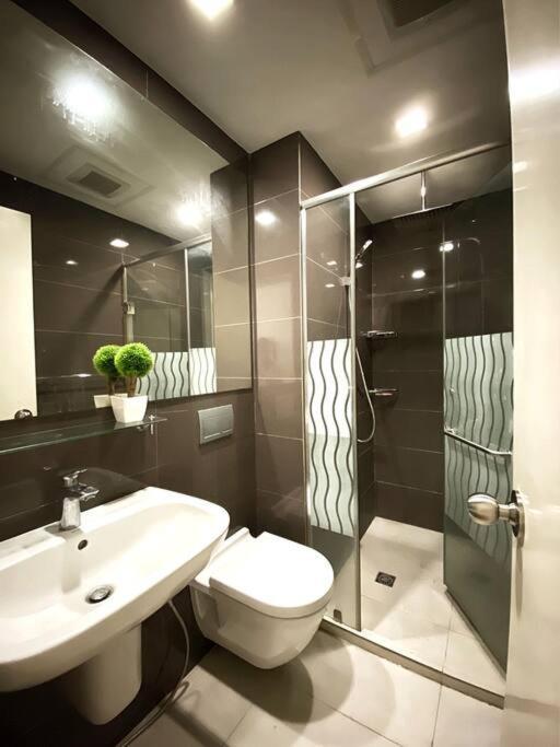 Acqua Private Residence Livingstone Tower Condo Unit With Free Wifi Manila Exteriér fotografie